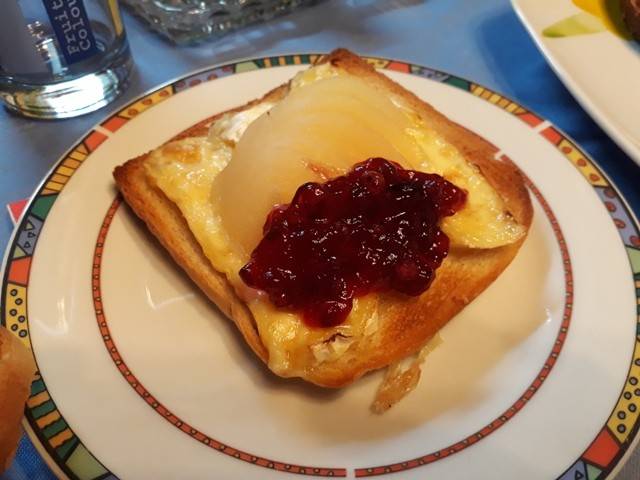 Überbackener Toast mit Camembert-Birnen