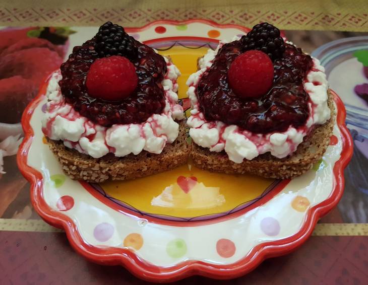 Landfrischkäse-Beeren-Brot Landfrischkäse-Beeren-Brot