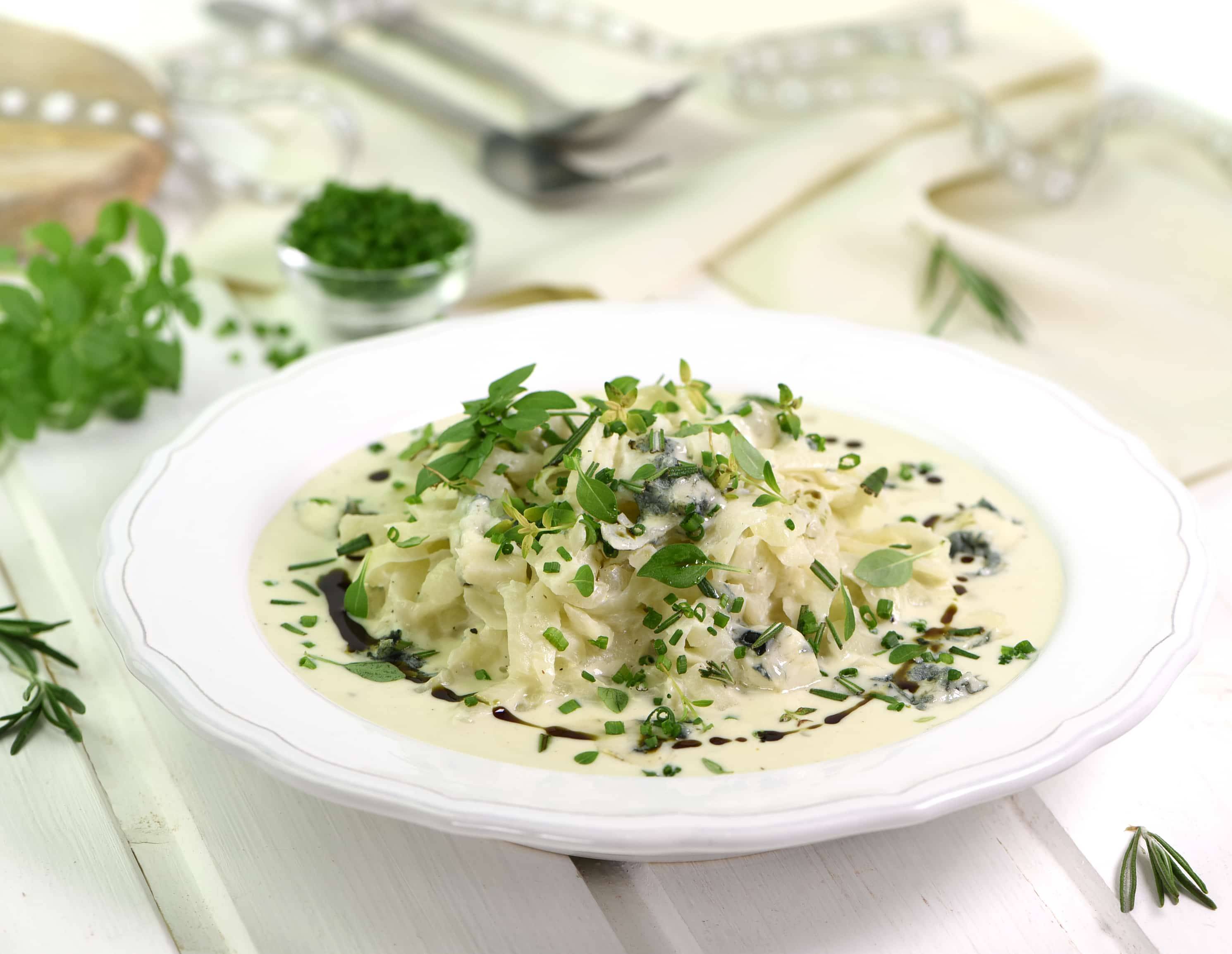 Kohlrabinoodles à la Creme mit Kräutern und Blauschimmelkäse