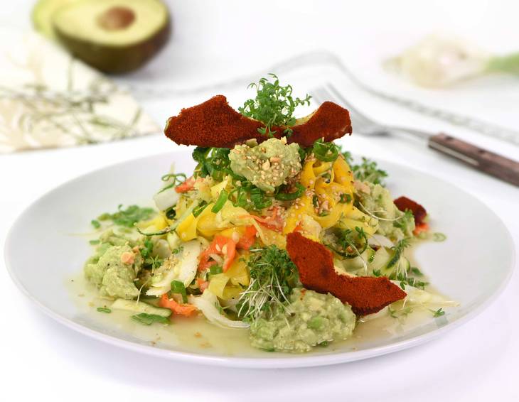 Marinierter Zoodlesalat mit Avocado