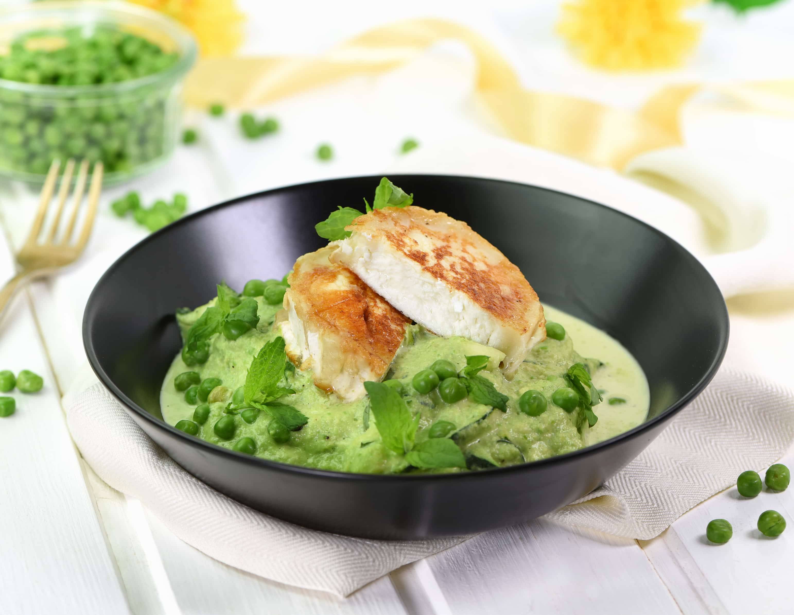 Zoodles mit Erbsen-Minze Creme und gebratenem Ziegencamembert 