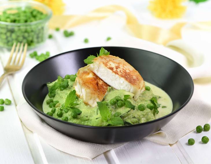Zoodles mit Erbsen-Minze-Creme und gebratenem Ziegencamembert Zoodles mit Erbsen-Minze-Creme und gebratenem Ziegencamembert