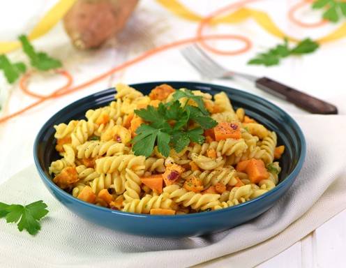 Nudelsalat mit Süßkartoffeln und Garnelen