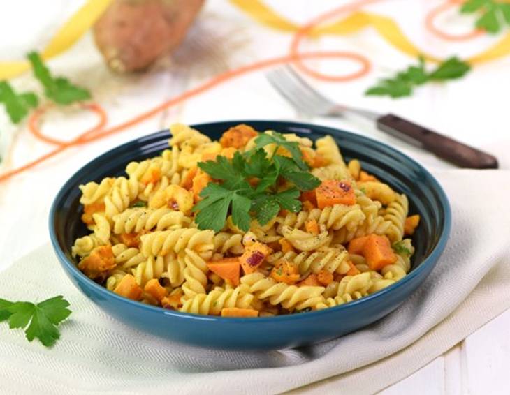 Nudelsalat mit Süßkartoffeln und Garnelen Nudelsalat mit Süßkartoffeln und Garnelen