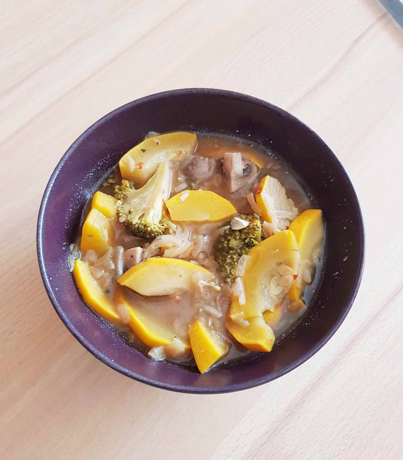 Zucchini-Brokkoli-Champignons-Zwiebelsuppe aus dem Schongarer