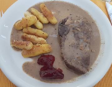Rindfleisch mit Wurzelsauce aus dem Druckkochtopf Rindfleisch mit Wurzelsauce aus dem Druckkochtopf