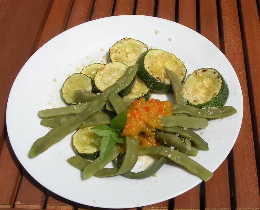 Zucchini und Fisolengemüse mit gelbem Chiliketchup