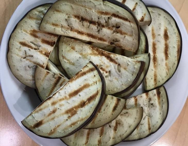 Gegrillte Melanzani mit Knoblauchöl Gegrillte Melanzani mit Knoblauchöl