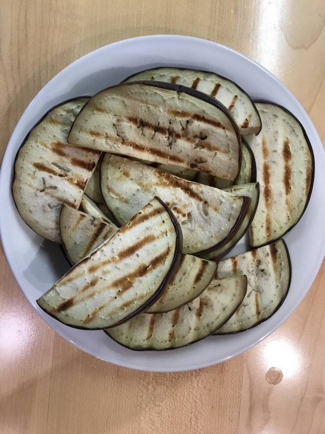 Gegrillte Melanzani mit Knoblauchöl Rezept - ichkoche.ch Gegrillte Melanzani mit Knoblauchöl Rezept - ichkoche.ch