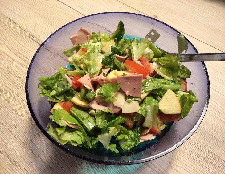 Gemischter Sommersalat mit Apfel Gemischter Sommersalat mit Apfel