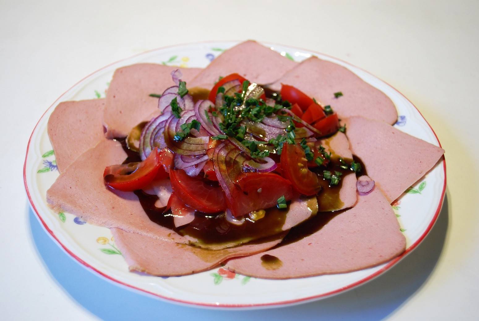 Leberkäse-Salat mit Tomaten und Zwiebeln