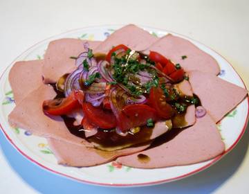 Leberkäse-Salat mit Tomaten und Zwiebeln