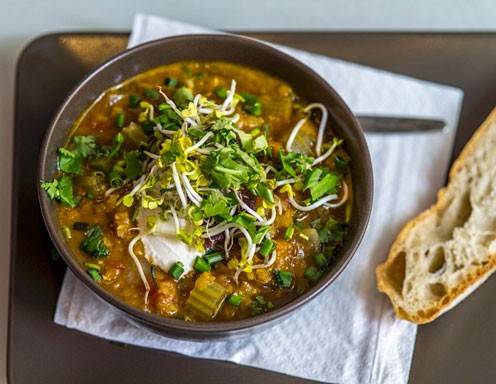 Gemüsesuppe mit Kräutern und Sprossen Rezept