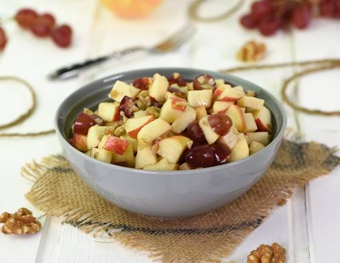 Obstsalat mit Käse und Walnüssen