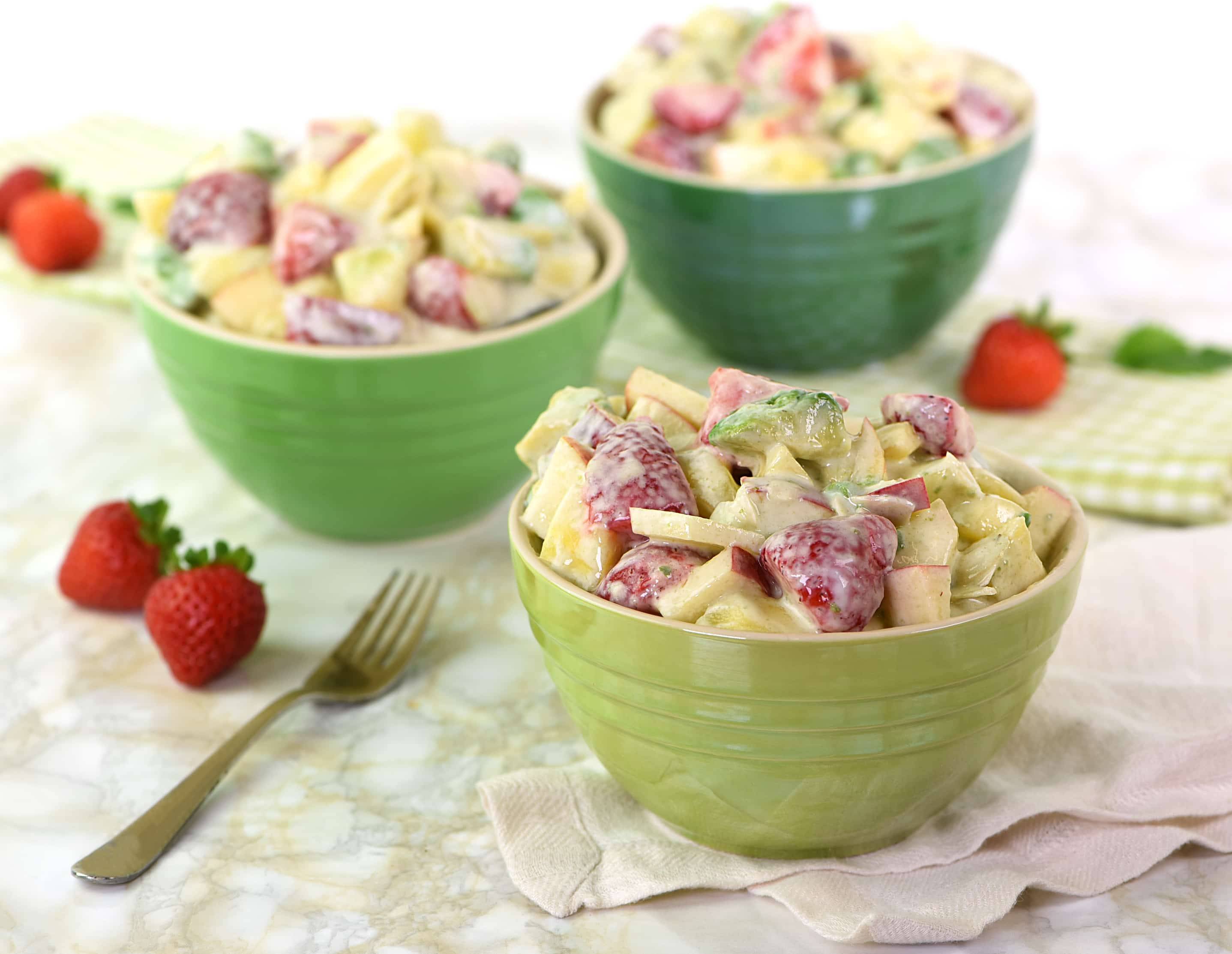 Obstsalat mit Avocado und Joghurt 