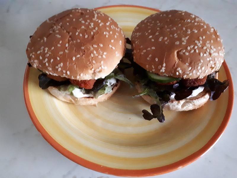 Fischstäbchenburger mit Pommes