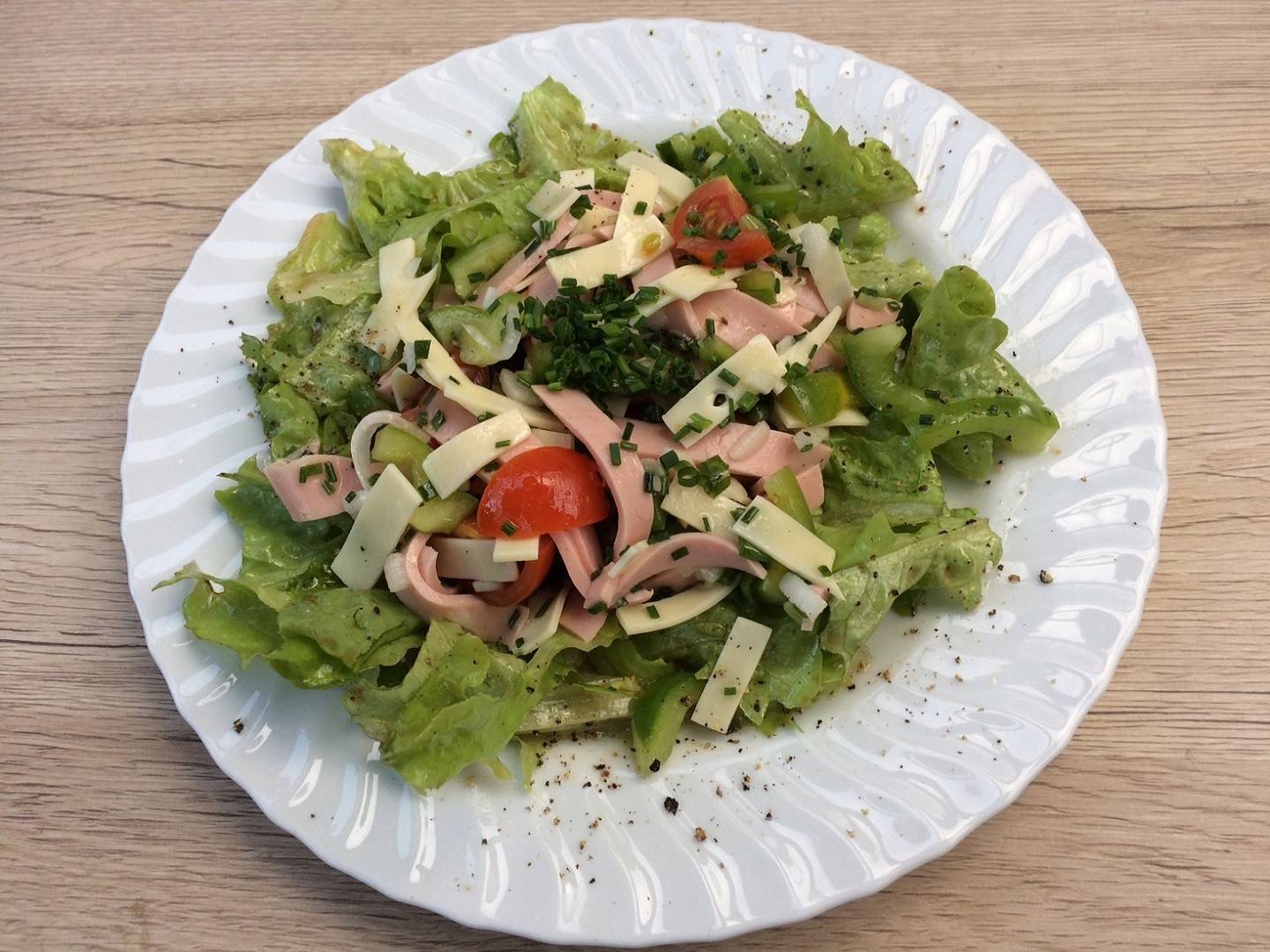 Schweizer Salat auf Salatbett Rezept - ichkoche.ch Schweizer Salat auf Salatbett Rezept - ichkoche.ch