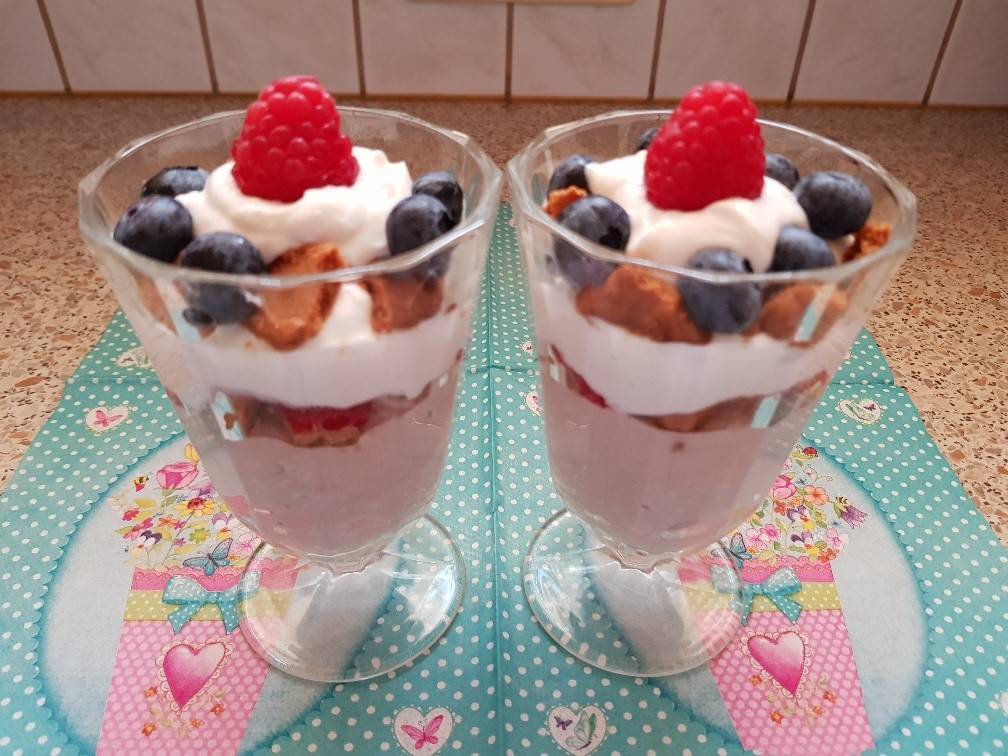 Topfen-Schichtdessert mit Beeren Rezept - ichkoche.de Topfen-Schichtdessert mit Beeren Rezept - ichkoche.de