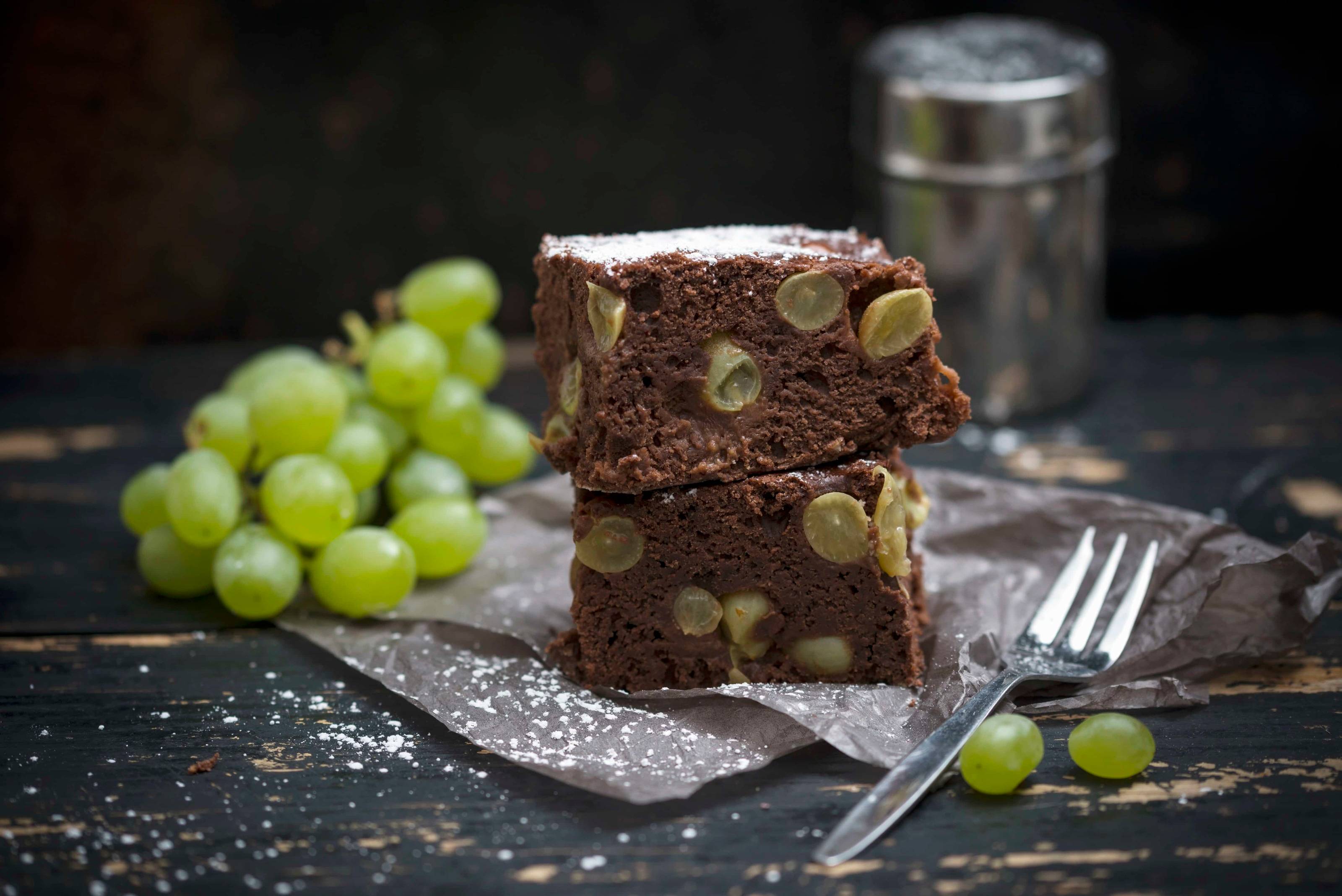 Schokoladenkuchen mit Weintrauben