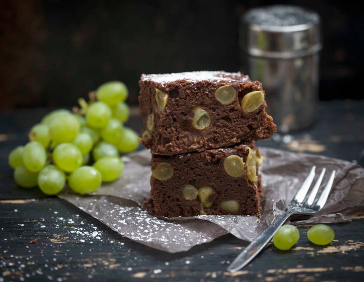 Schokoladenkuchen mit Weintrauben