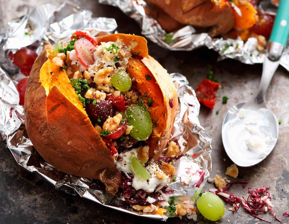 Süßkartoffel-Kumpir mit Ziegenkäse-Dip und Weintrauben Süßkartoffel-Kumpir mit Ziegenkäse-Dip und Weintrauben