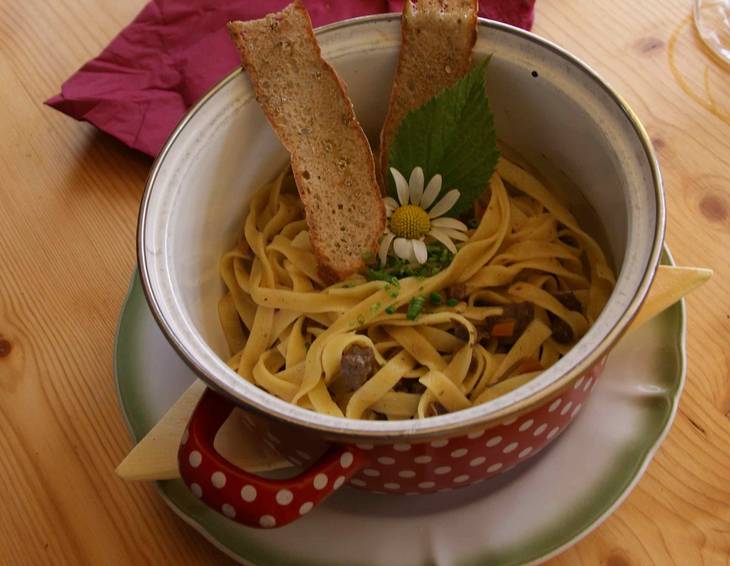Selbst gemachte Bandnudeln mit Hirschragout Selbst gemachte Bandnudeln mit Hirschragout