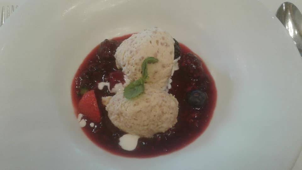Topfennockerl auf Beerenspiegel Rezept - ichkoche