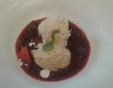 Topfennockerl auf Beerenspiegel Topfennockerl auf Beerenspiegel