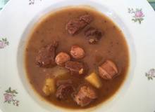Rindsgulasch mit Würstel und Kartoffel Rindsgulasch mit Würstel und Kartoffel