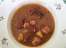 Rindsgulasch mit Würstel und Kartoffel