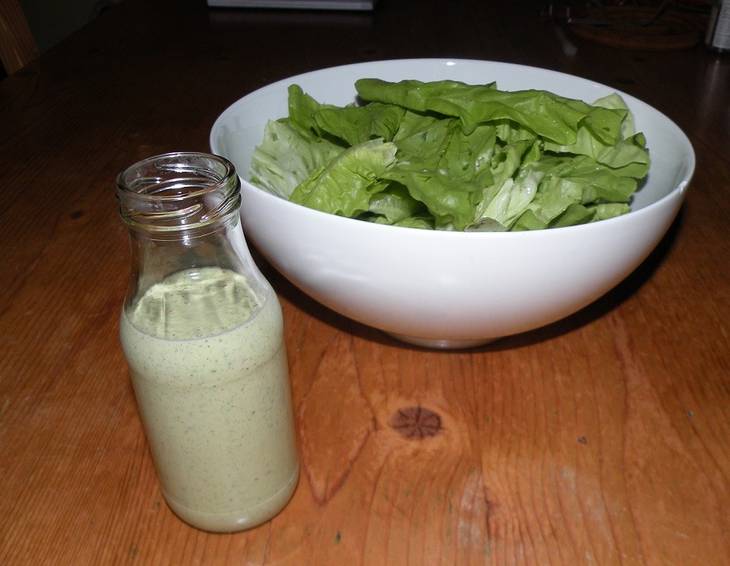Basilikum-Salatsauce für grüne Blattsalate