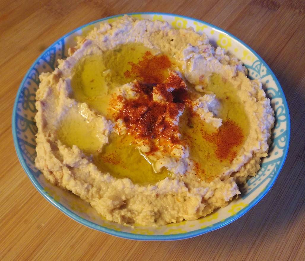 Hummus mit getrockneten Tomaten & Basilikum
