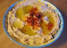 Hummus mit getrockneten Tomaten & Basilikum