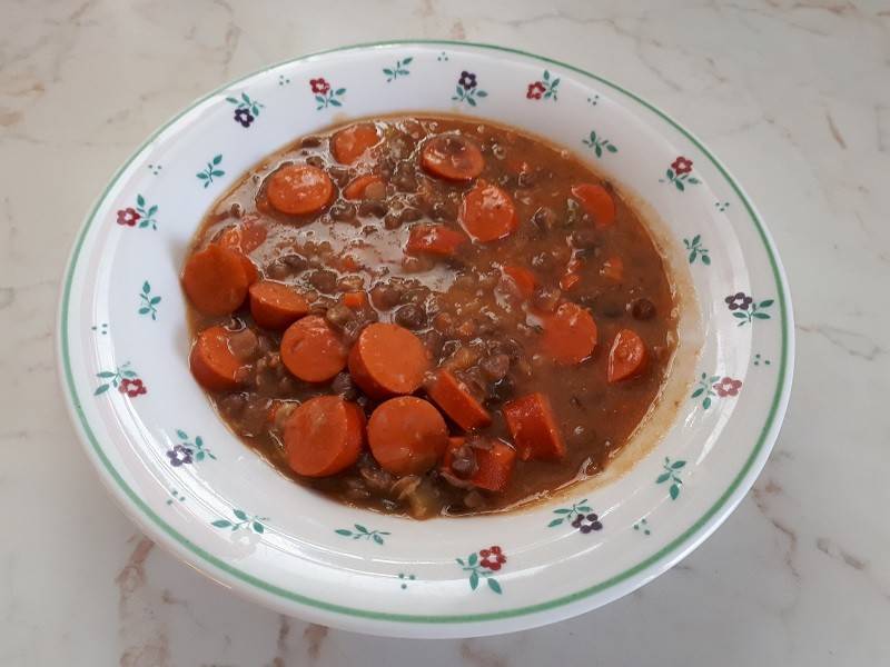 Linsensuppe mit Würstchen