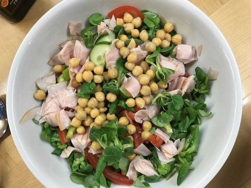 Veganer Wurstsalat mit Kichererbsen