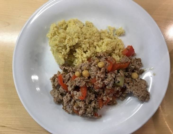 Faschiertes mit Paprika, Kichererbsen und Hirse Faschiertes mit Paprika, Kichererbsen und Hirse