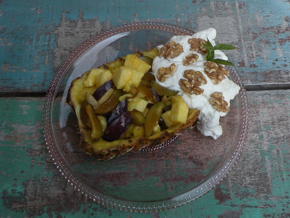 Zwetschken-Ananas-Obstsalat