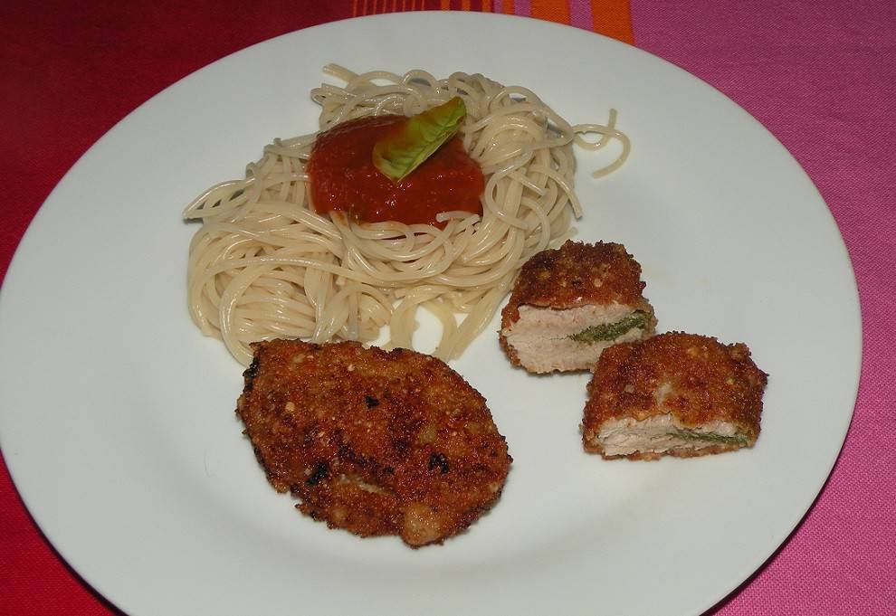 Gefülltes Kalbskotelett in Parmesanpanade mit Spaghettini