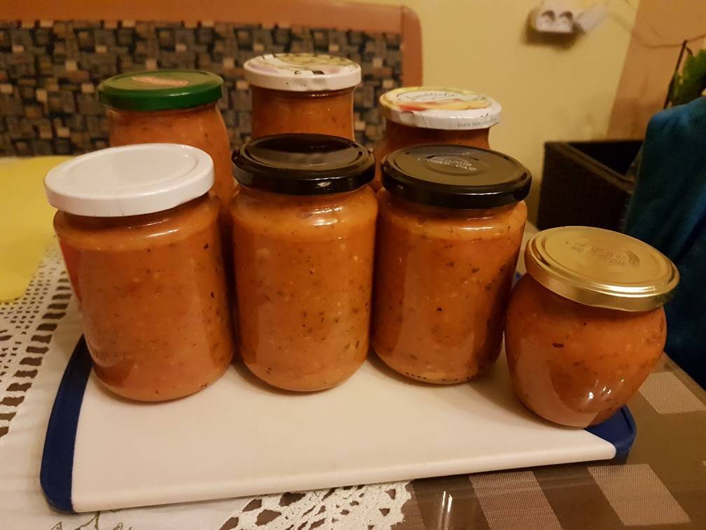 Gemüsesugo in Gläsern