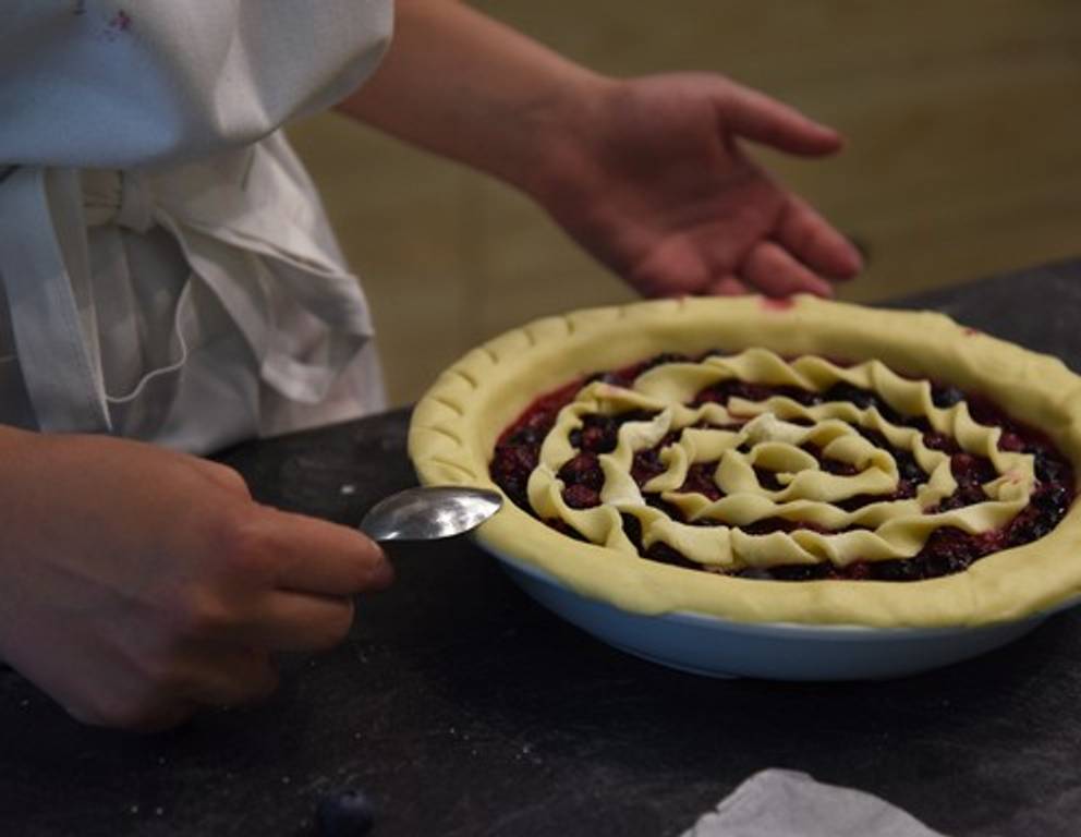 Abschließend wird der Rand der Pie mit einem hübschen "Rüschenmuster" versehen: Dazu rundum die Spitze eines Teelöffels in den Teig drücken. Unter den entstandenen Bögen die Teelöffelspitze jeweils ein weiteres Mal in den Teig drücken. Abschließend wird der Rand der Pie mit einem hübschen "Rüschenmuster" versehen: Dazu rundum die Spitze eines Teelöffels in den Teig drücken. Unter den entstandenen Bögen die Teelöffelspitze jeweils ein weiteres Mal in den Teig drücken.