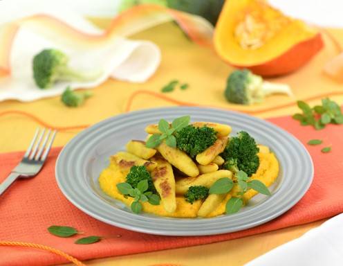 Mais-Schupfnudeln mit Kürbispüree und Brokkoli