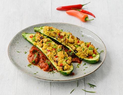 Mit Quinoa gefüllte Zucchini auf scharfem Tomaten-Ragout Rezept