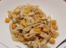 Kräuternudeln mit Zucchini und Sesam Kräuternudeln mit Zucchini und Sesam