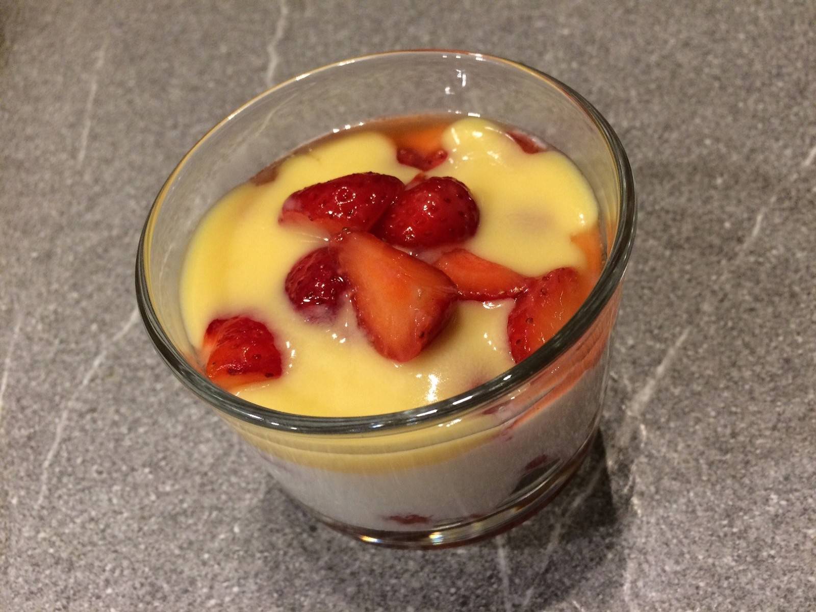 Erdbeerdessert mit Eierlikör Rezept - ichkoche.de