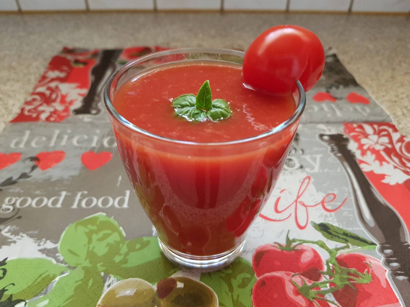 Smoothie mit Tomaten