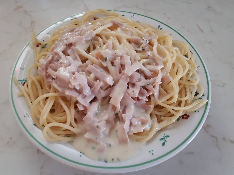Spaghetti mit Kräutersauce