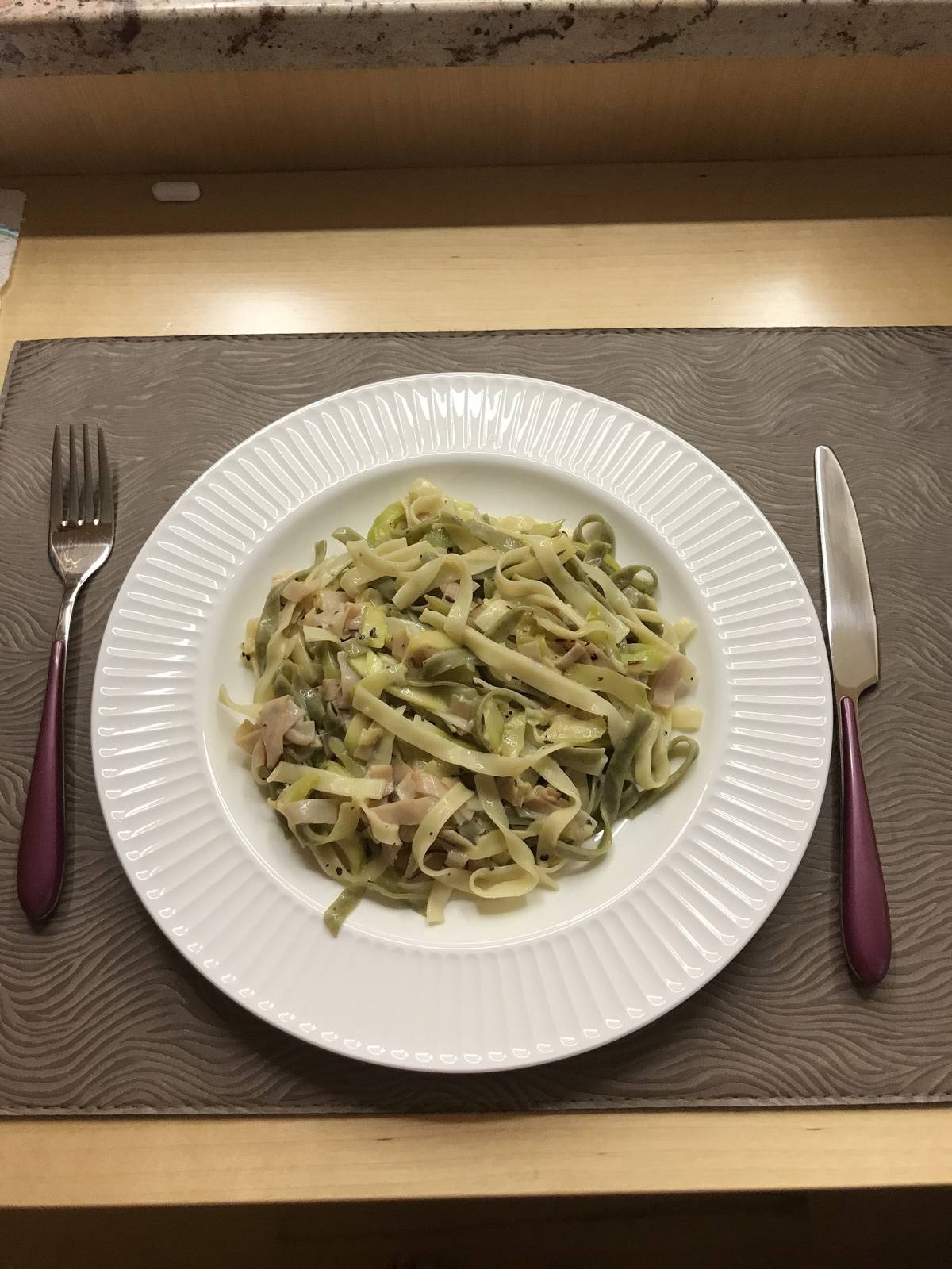 Bandnudeln mit Zucchini und Putenschinken Rezept - ichkoche.de Bandnudeln mit Zucchini und Putenschinken Rezept - ichkoche.de