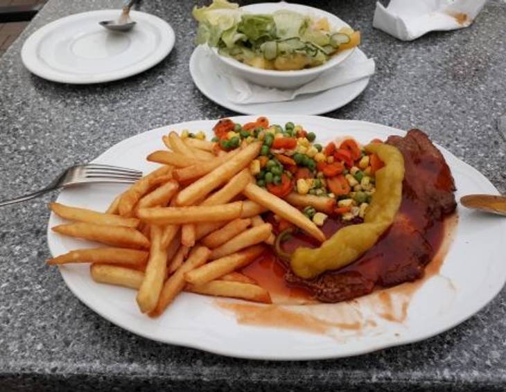 Paprikaschnitzel mit Pommes frites