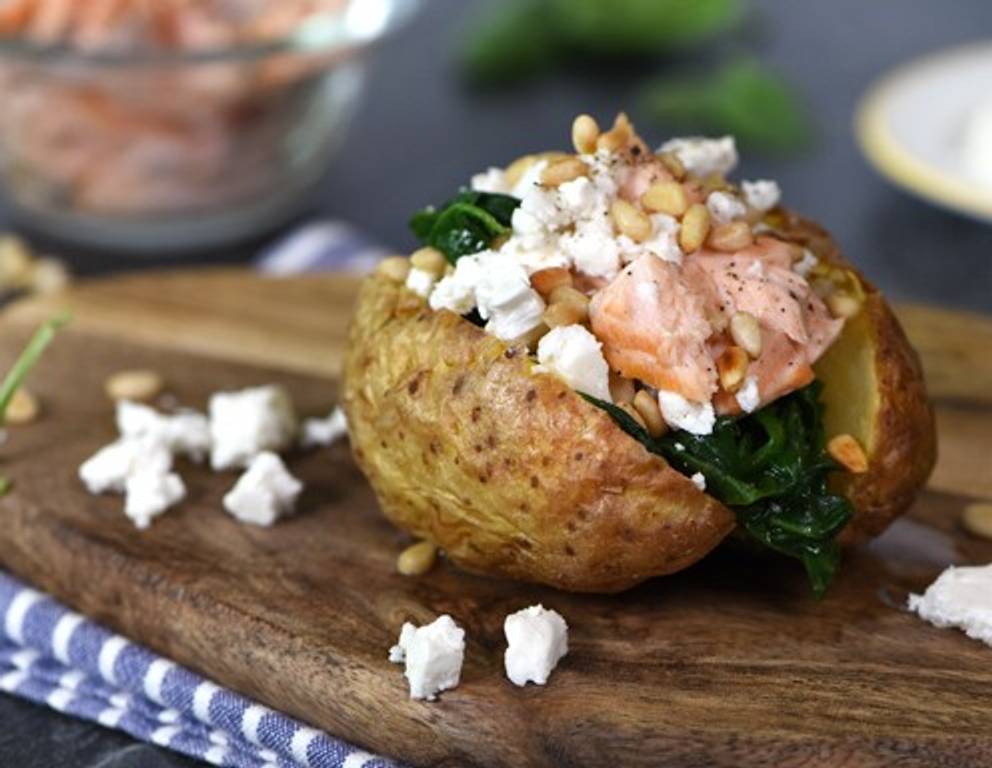 Ofenkartoffeln mit Lachs, Spinat und Schafskäse Ofenkartoffeln mit Lachs, Spinat und Schafskäse