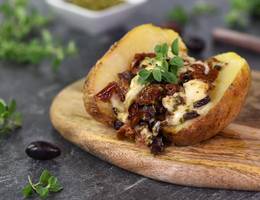 Ofenkartoffeln mit getrockneten Tomaten, Mozzarella und Oliven Ofenkartoffeln mit getrockneten Tomaten, Mozzarella und Oliven